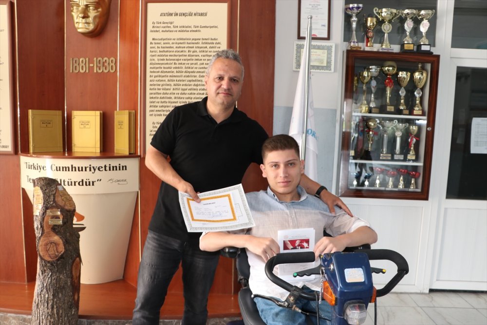 Evde eğitim gören engelli öğrenci okul birincisi oldu