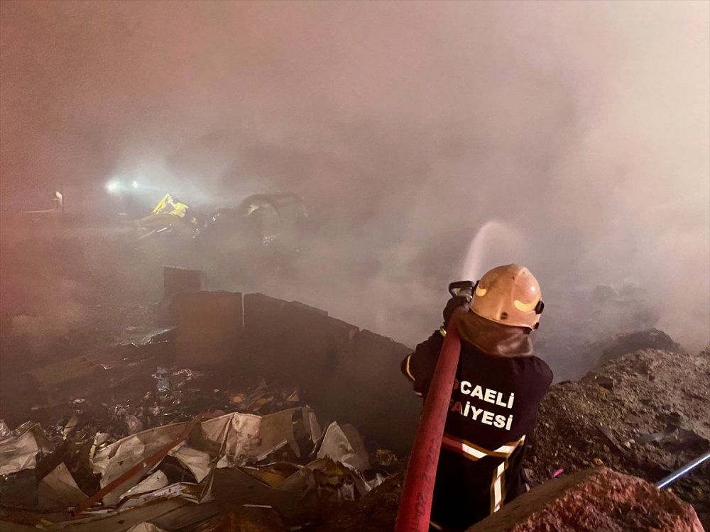 Kocaeli'de geri dönüşüm tesisinde çıkan yangın söndürüldü