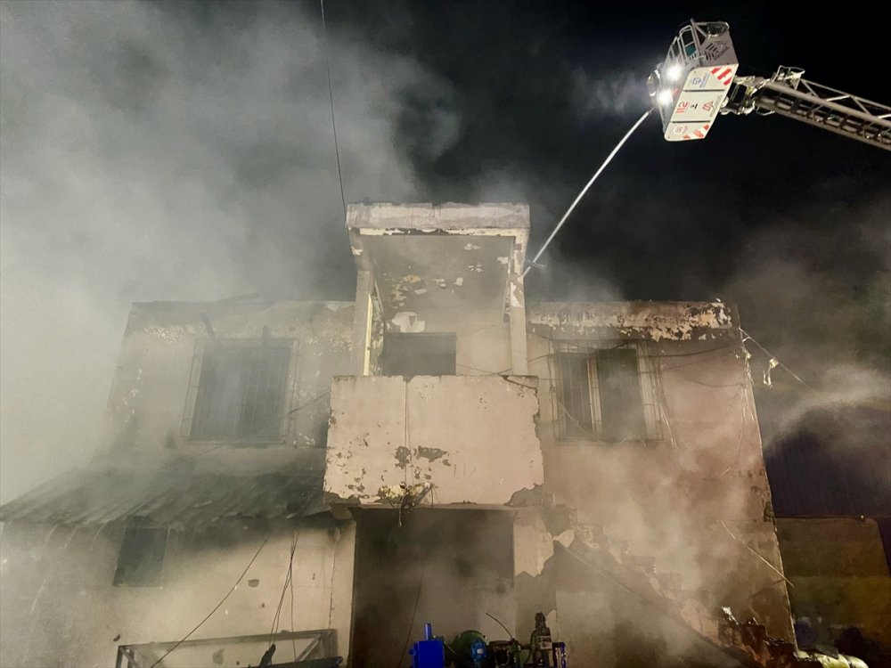 Kocaeli'de geri dönüşüm tesisinde çıkan yangın söndürüldü