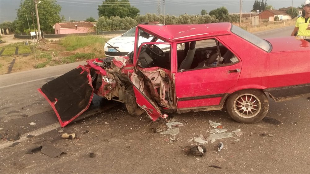 İzmir'deki trafik kazasında 4 kişi yaralandı