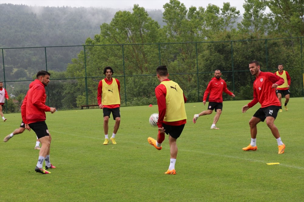 Pendikspor yeni sezon hazırlıklarını sağanak altında sürdürdü