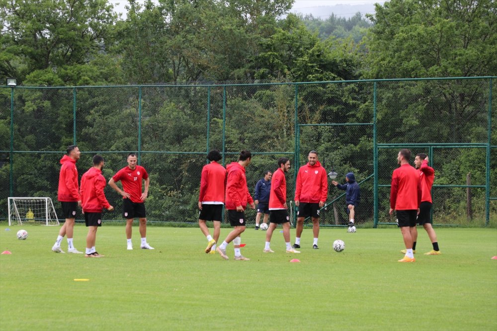 Pendikspor yeni sezon hazırlıklarını sağanak altında sürdürdü