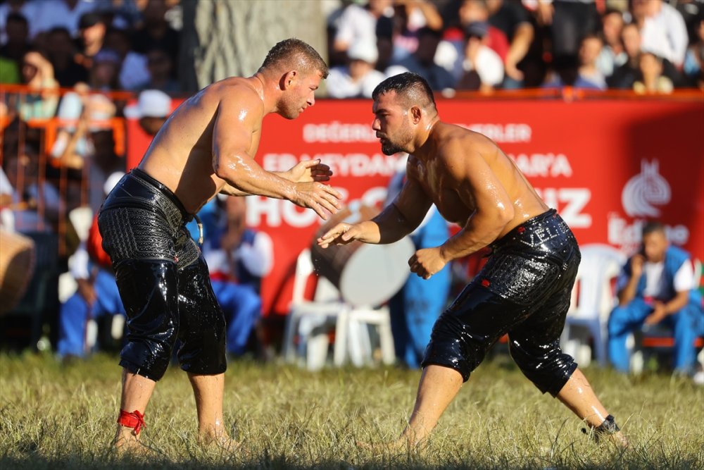 Bakan Bak'tan Kırkpınar başpehlivanı Yusuf Can Zeybek'e tebrik