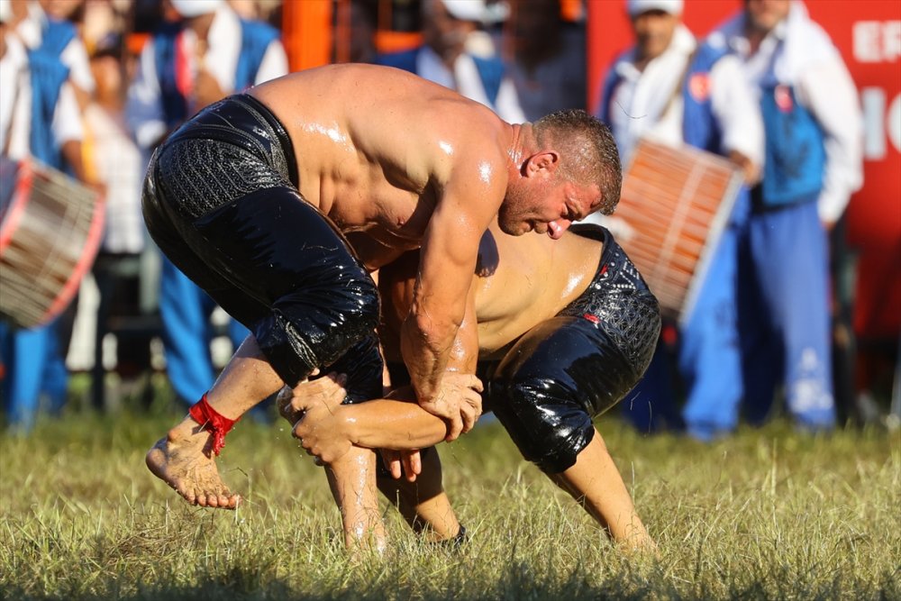 Bakan Bak'tan Kırkpınar başpehlivanı Yusuf Can Zeybek'e tebrik