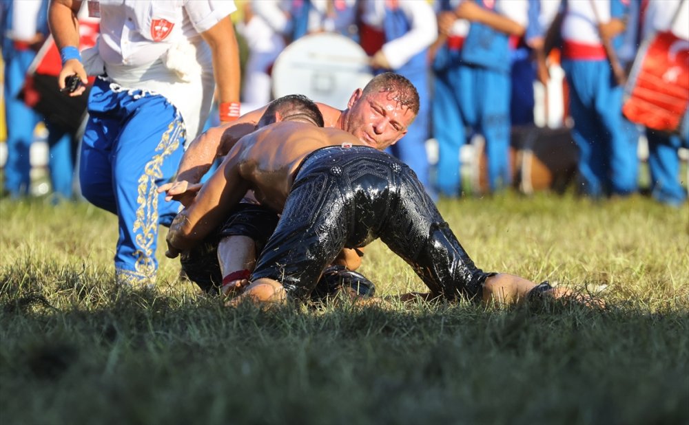 Bakan Bak'tan Kırkpınar başpehlivanı Yusuf Can Zeybek'e tebrik