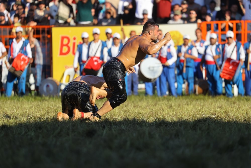 Bakan Bak'tan Kırkpınar başpehlivanı Yusuf Can Zeybek'e tebrik