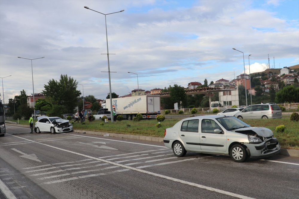 Samsun'da üç aracın karıştığı kazada 3 kişi yaralandı