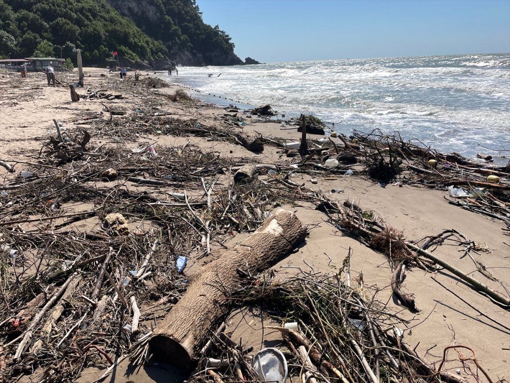 Bartın'daki selle denize sürüklenen atıklar İnkumu sahilinde kirliliğe yol açtı