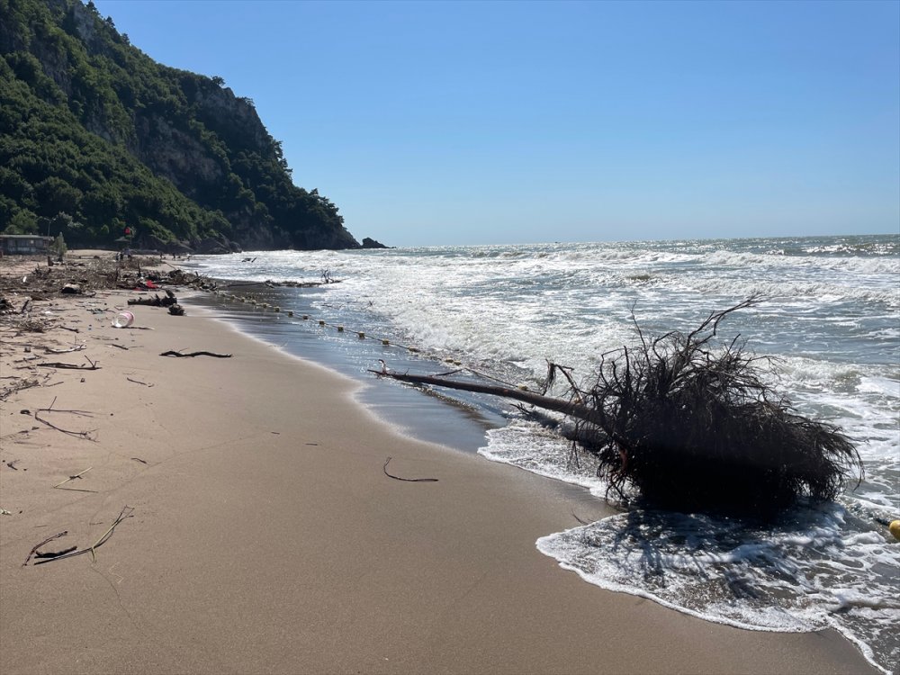 Bartın'daki selle denize sürüklenen atıklar İnkumu sahilinde kirliliğe yol açtı