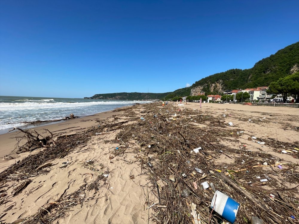 Bartın'daki selle denize sürüklenen atıklar İnkumu sahilinde kirliliğe yol açtı