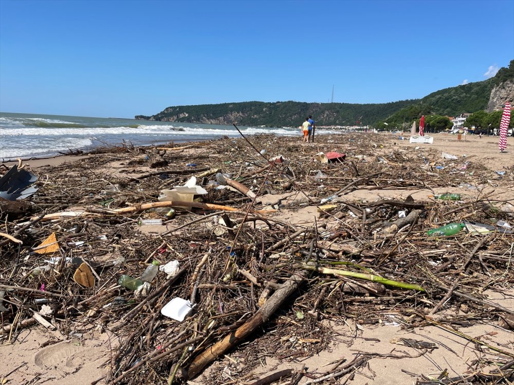 Bartın'daki selle denize sürüklenen atıklar İnkumu sahilinde kirliliğe yol açtı