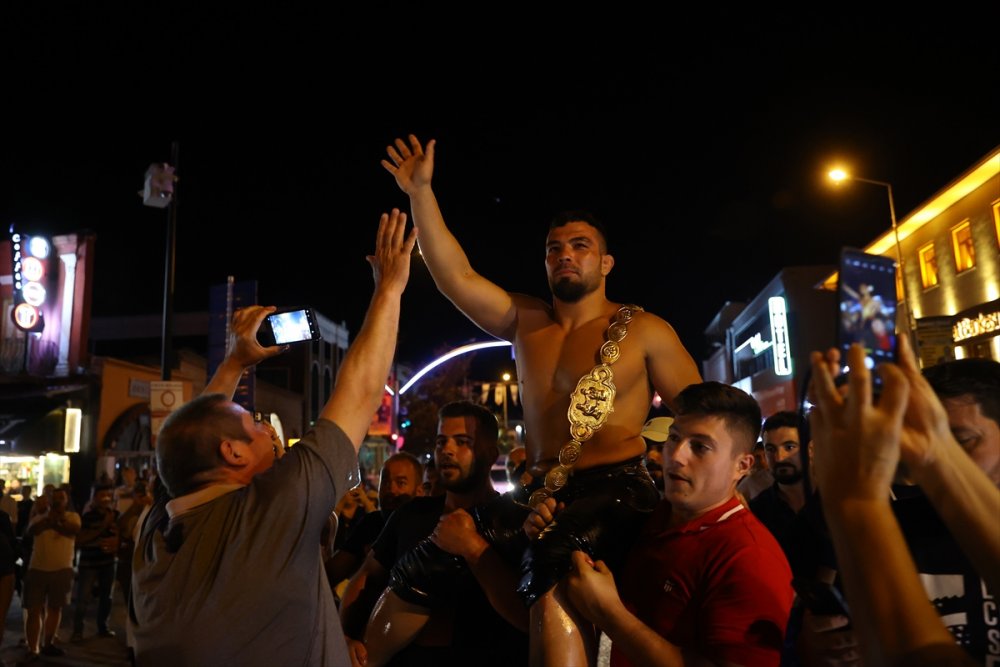 Başpehlivan Yusuf Can Zeybek, hamam geleneğini sürdürdü