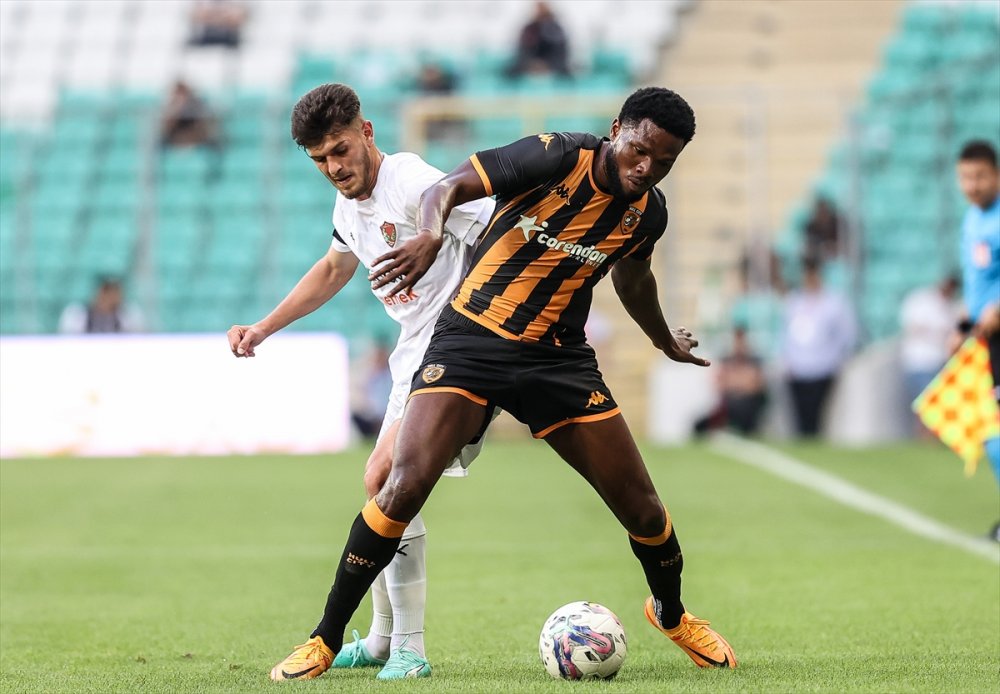 Bursa’daki maçın tüm gelirleri depremzedelere bağışlandı.