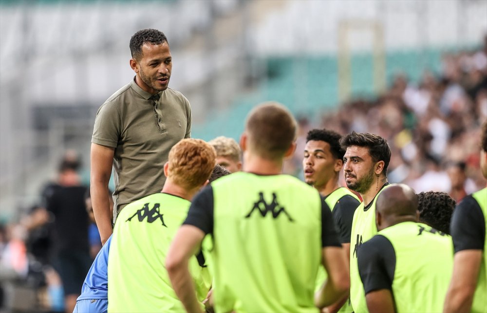 Bursa’daki maçın tüm gelirleri depremzedelere bağışlandı.