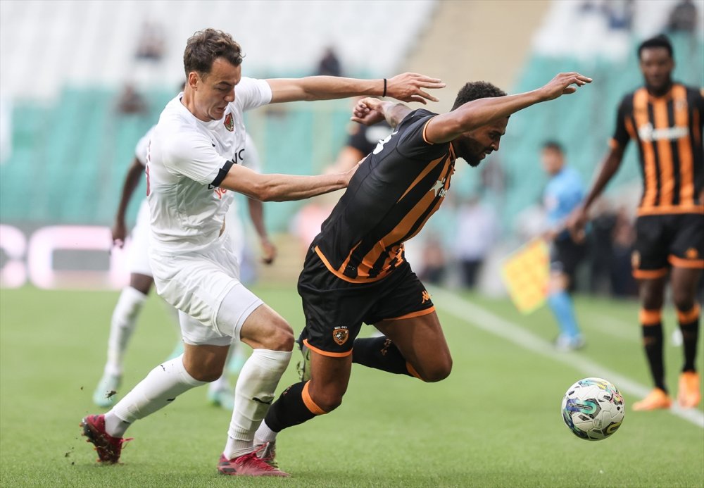 Bursa’daki maçın tüm gelirleri depremzedelere bağışlandı.