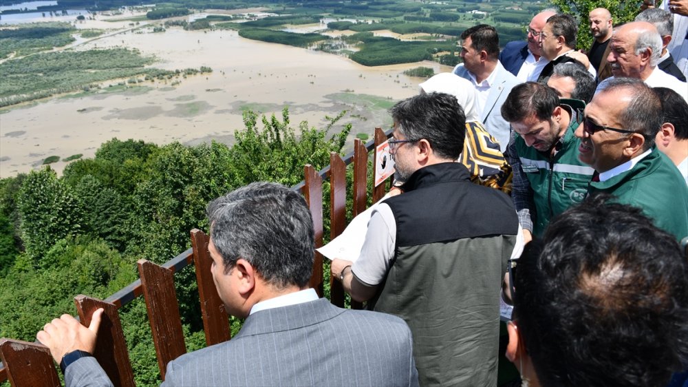 Tarım ve Orman Bakanı Yumaklı, Düzce'de selden etkilenen alanları inceledi: