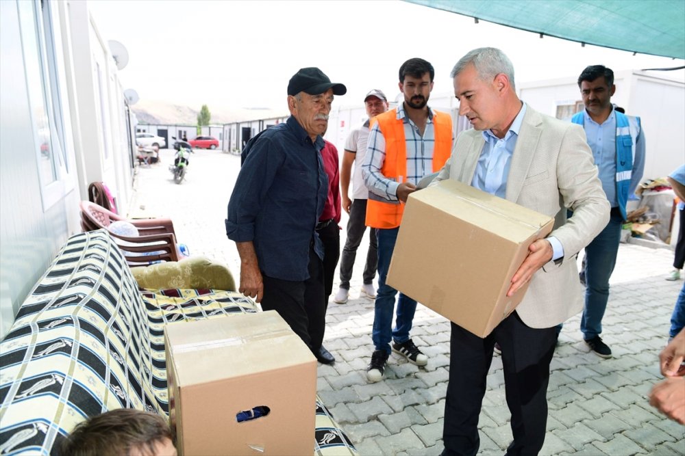 Malatya'da depremzedelere yardım malzemesi dağıtıldı