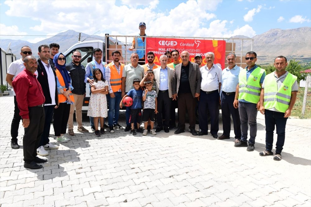 Malatya'da depremzedelere yardım malzemesi dağıtıldı