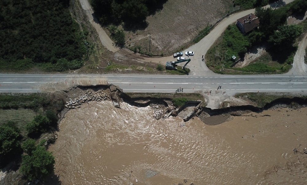 Taşkın ve heyelanlar nedeniyle kapanan Düzce-Yığılca kara yolu kontrollü ulaşıma açıldı