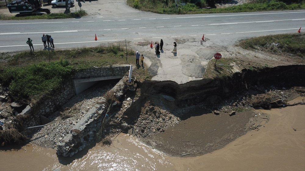 Taşkın ve heyelanlar nedeniyle kapanan Düzce-Yığılca kara yolu kontrollü ulaşıma açıldı