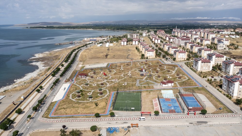 Van Gölü kıyısına inşa edilen millet bahçesi açılışa hazırlanıyor