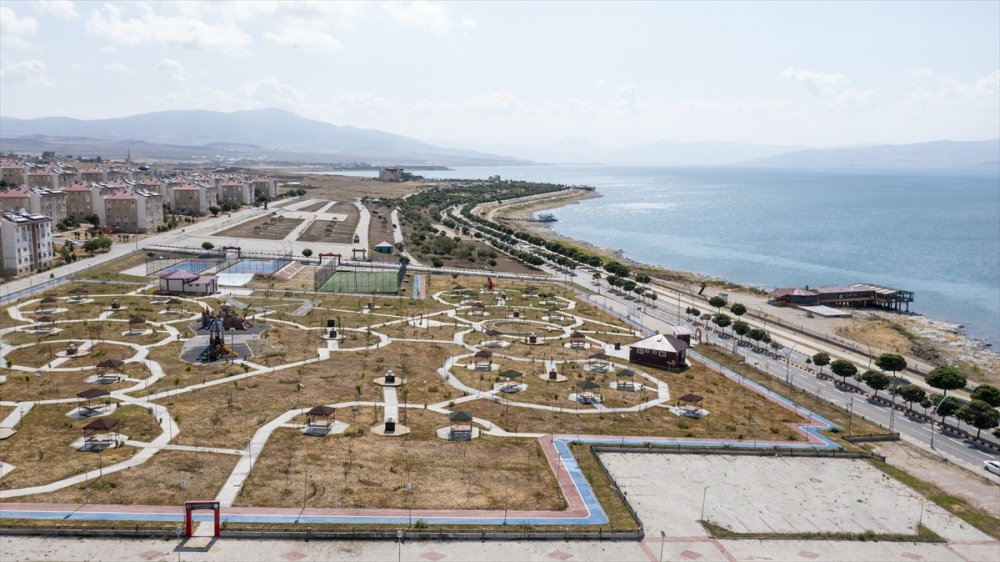 Van Gölü kıyısına inşa edilen millet bahçesi açılışa hazırlanıyor