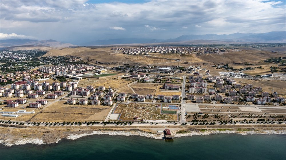 Van Gölü kıyısına inşa edilen millet bahçesi açılışa hazırlanıyor