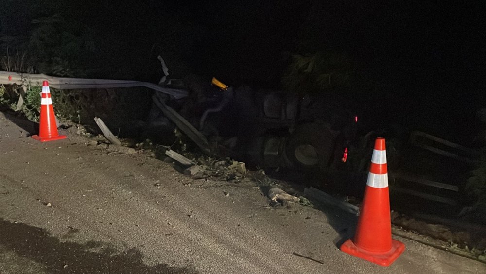 Emniyet kemeri takılı tır şoförü, Düzce'de devrilen aracının içinden sağ salim çıkarıldı