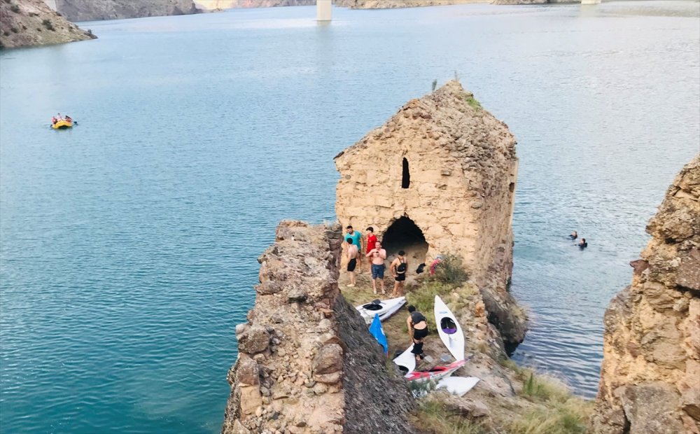 Yusufeli Barajı'nda bot ve kano turizmi başladı