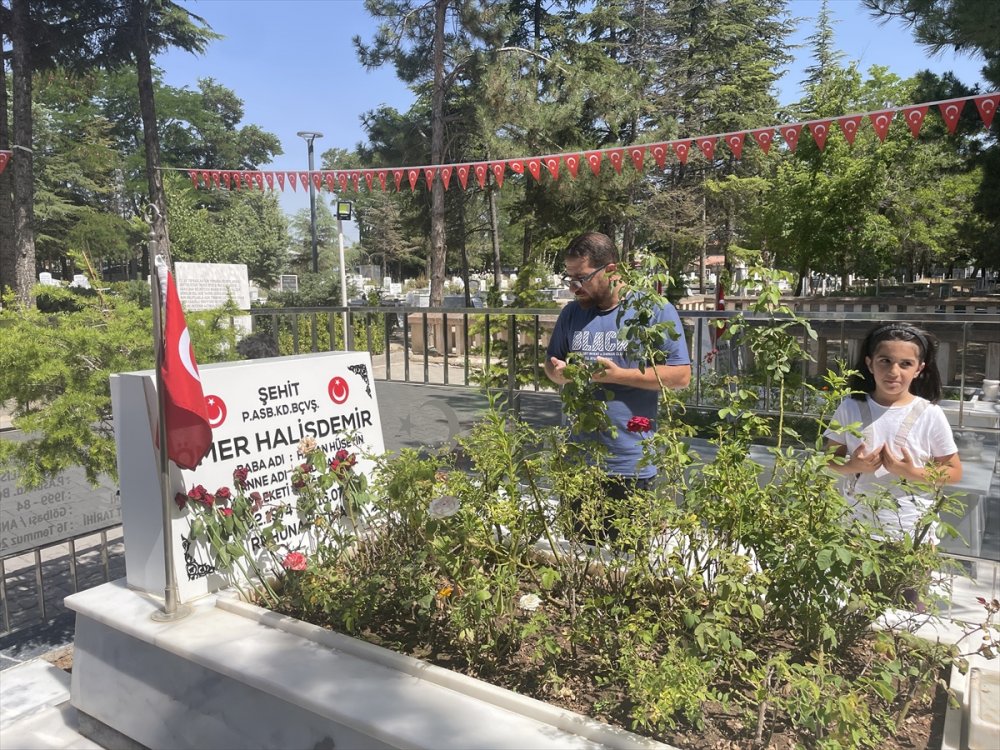 15 Temmuz kahramanı şehit Ömer Halisdemir'in kabrine ziyaretler sürüyor