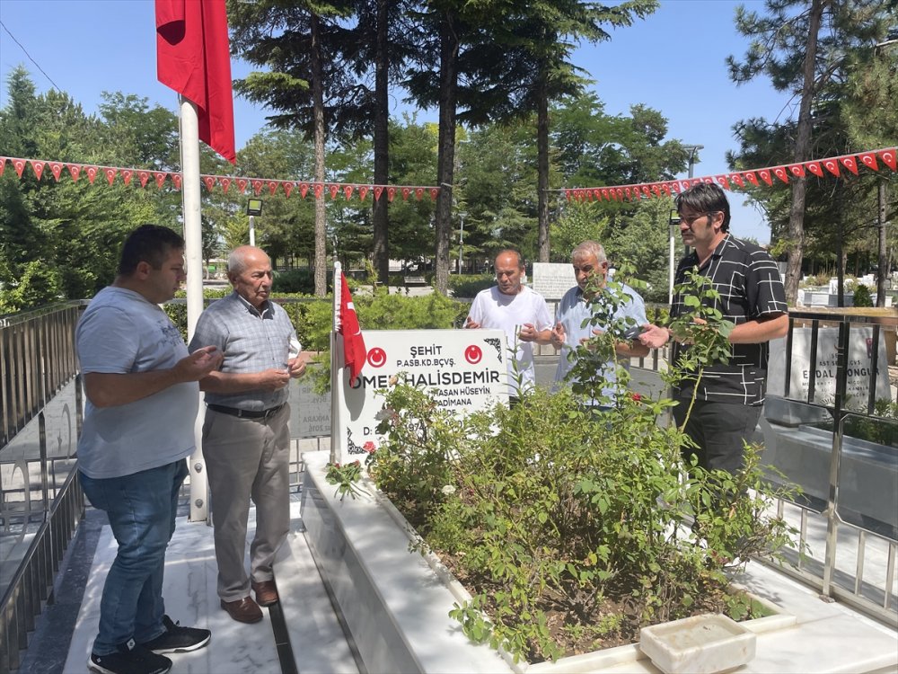 15 Temmuz kahramanı şehit Ömer Halisdemir'in kabrine ziyaretler sürüyor