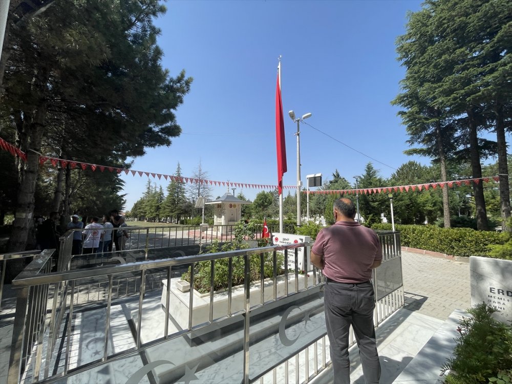 15 Temmuz kahramanı şehit Ömer Halisdemir'in kabrine ziyaretler sürüyor