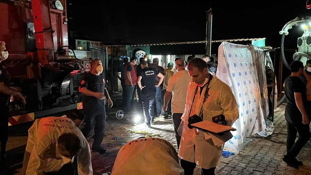 Antalya'da atık su terfi istasyonuna inen 3 kişi hayatını kaybetti