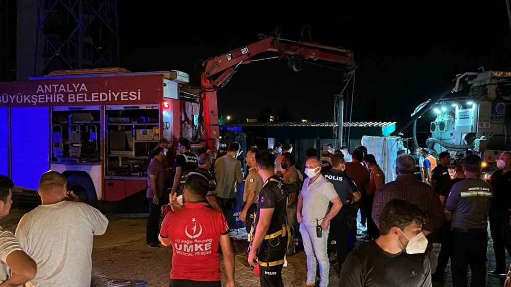 Antalya'da atık su terfi istasyonuna inen 3 kişi hayatını kaybetti
