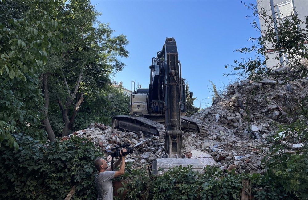 Bakırköy'de inşaat alanında göçük altında kalan işçi kurtarıldı