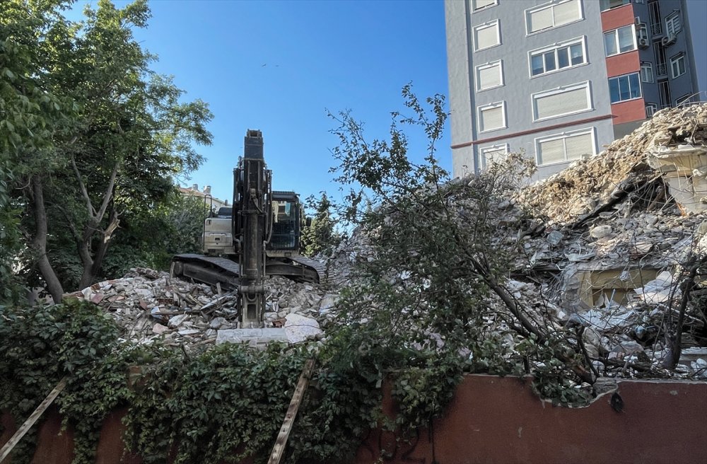 Bakırköy'de inşaat alanında göçük altında kalan işçi kurtarıldı