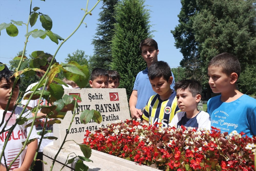 Kur'an kursu öğrencileri 15 Temmuz şehidinin kabrinde dua etti Türk bayrağı açtı