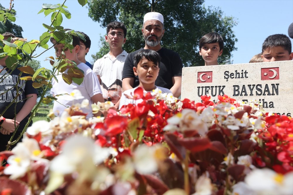 Kur'an kursu öğrencileri 15 Temmuz şehidinin kabrinde dua etti Türk bayrağı açtı