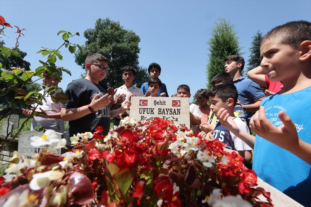 Kur'an kursu öğrencileri 15 Temmuz şehidinin kabrinde dua etti Türk bayrağı açtı