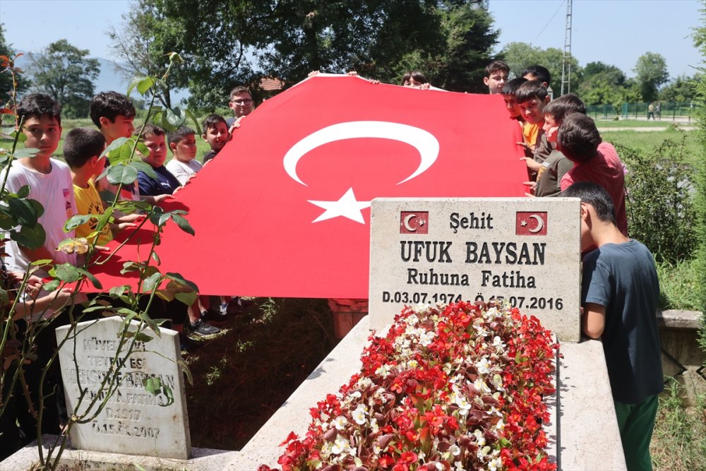 Kur'an kursu öğrencileri 15 Temmuz şehidinin kabrinde dua etti Türk bayrağı açtı