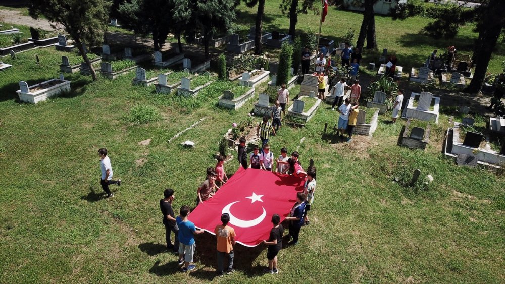 Kur'an kursu öğrencileri 15 Temmuz şehidinin kabrinde dua etti Türk bayrağı açtı