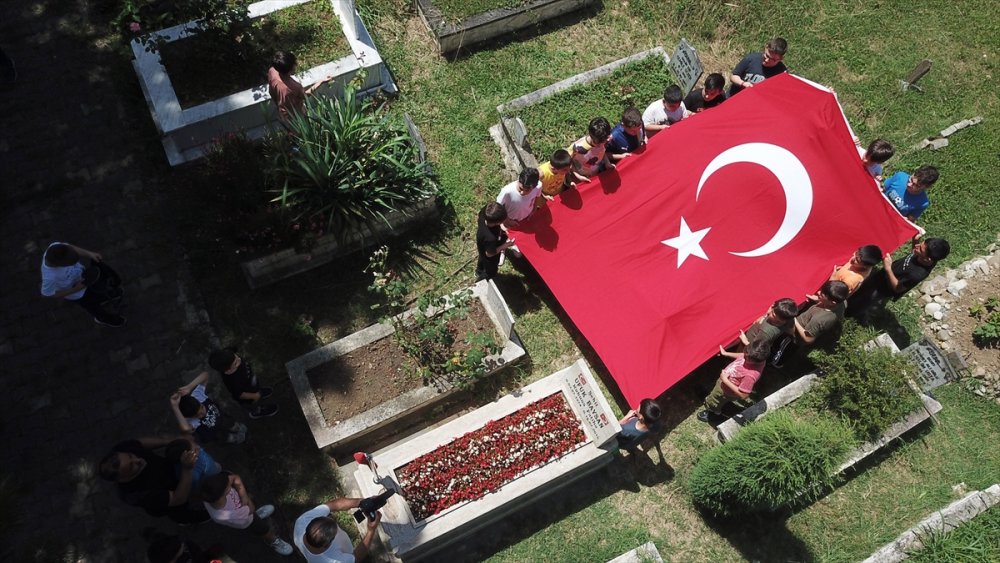 Kur'an kursu öğrencileri 15 Temmuz şehidinin kabrinde dua etti Türk bayrağı açtı