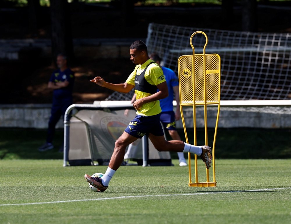 Fenerbahçe, yeni sezon hazırlıklarını İstanbul'da sürdürdü