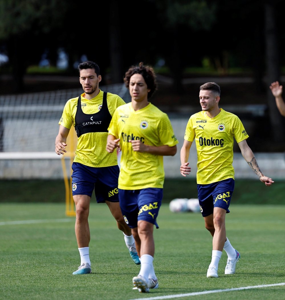 Fenerbahçe, yeni sezon hazırlıklarını İstanbul'da sürdürdü