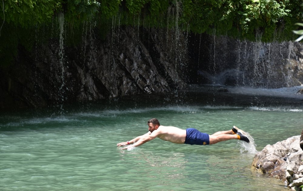 Hakkari'de sıcaktan bunalanlar serinlemek için Şineber Şelalesi'ni tercih ediyor