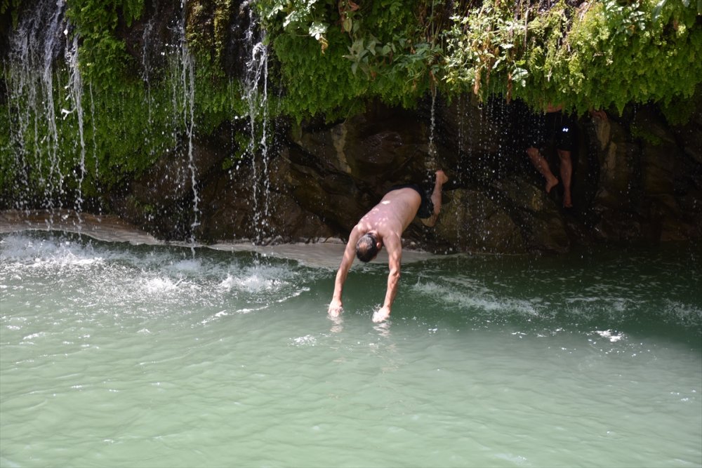 Hakkari'de sıcaktan bunalanlar serinlemek için Şineber Şelalesi'ni tercih ediyor