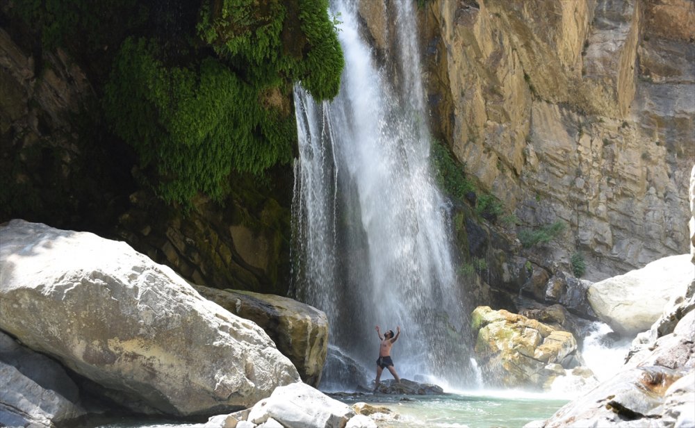 Hakkari'de sıcaktan bunalanlar serinlemek için Şineber Şelalesi'ni tercih ediyor