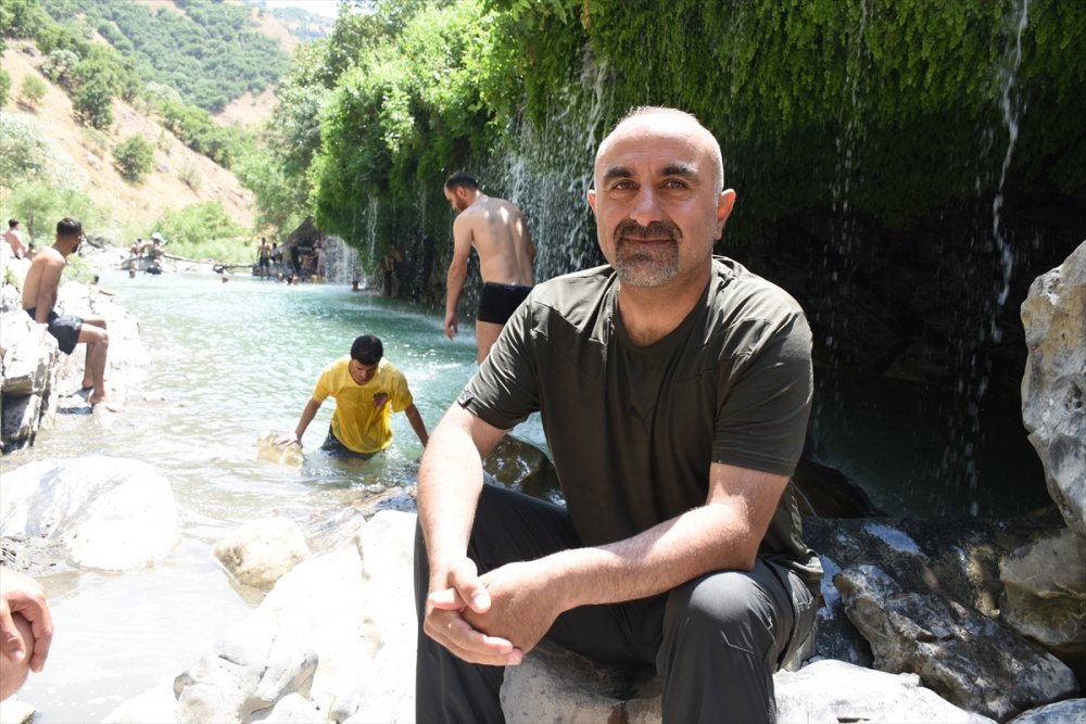 Hakkari'de sıcaktan bunalanlar serinlemek için Şineber Şelalesi'ni tercih ediyor