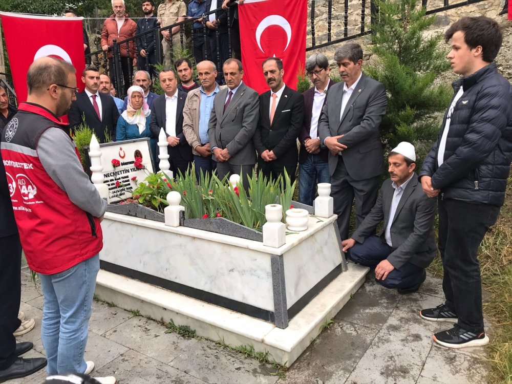 Şehit öğretmen Necmettin Yılmaz kabri başında anıldı