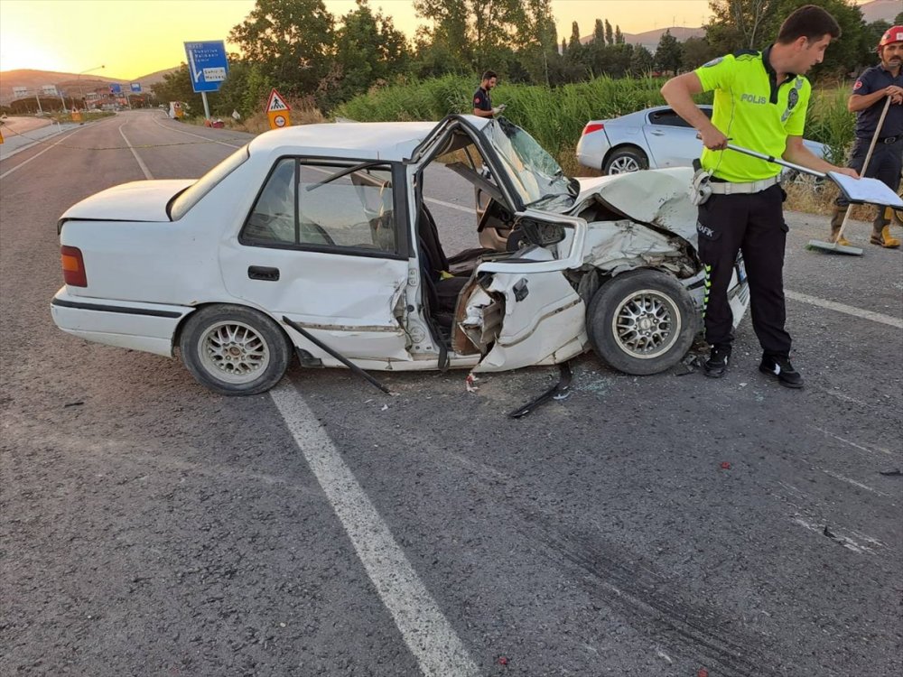 Balıkesir'de çarpışan iki otomobildeki 6 kişi yaralandı